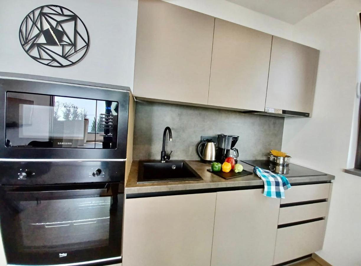 غييكا Aparthotel Villa V With Heated Pool المظهر الخارجي الصورة